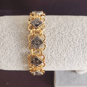 Two-toned bracelet with Silvertone Flowers in a Goldtone‎ Filligree Setting